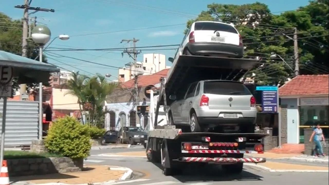Veículos sem credencial são guinchados