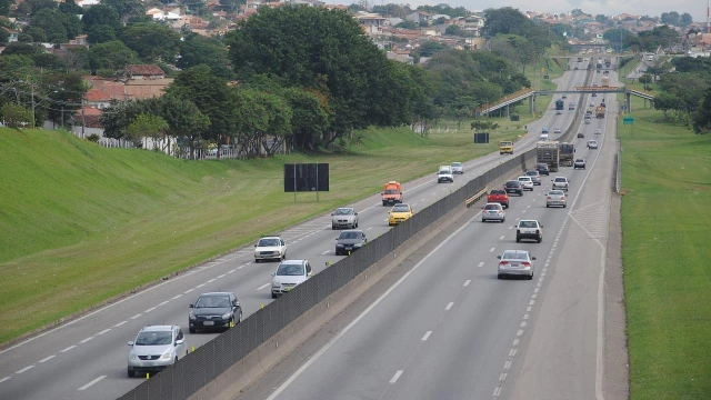 Empresa realiza levantamento sobre panes em carros na Via Dutra