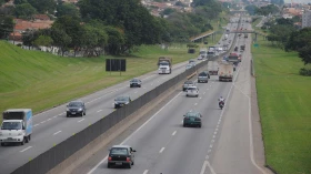 480 mil veículos devem passar pela Via Dutra no feriado 480 mil veículos devem passar pela Via Dutra no feriado