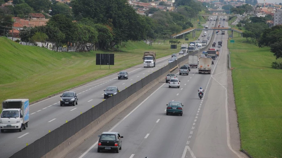 480 mil veículos devem passar pela Via Dutra no feriado 480 mil veículos devem passar pela Via Dutra no feriado