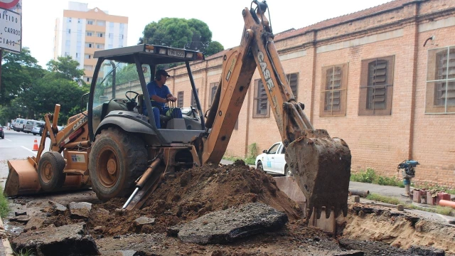 Obra da Sabesp interdita Rua dos Operários 