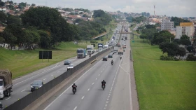 Rodovia Presidente Dutra deve receber tráfego intenso no feriado