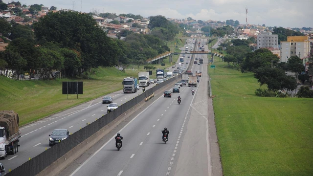 Rodovia Presidente Dutra deve receber tráfego intenso no feriado