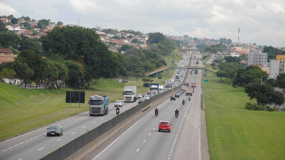 Rodovia Presidente Dutra recebe fluxo intenso neste feriado