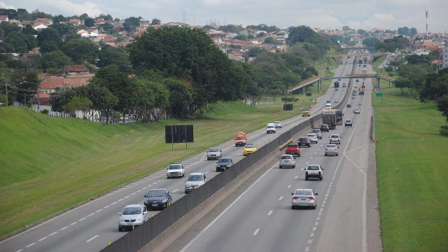 Empresa realiza operação especial na via Dutra 