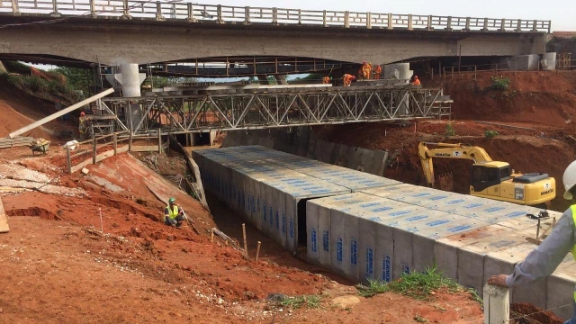 Obras em travessia sob Dutra devem se estender até dezembro