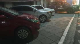 Dupla suspeita de roubar veículos em Taubaté é presa na Via Dutra 