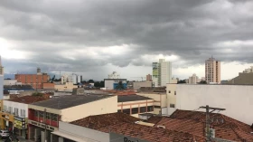 Tempo permanece nublado e com chances de chuva em Taubaté