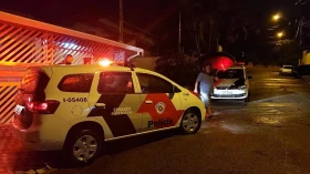 Homem atira no carro da ex-esposa após briga em Taubaté 