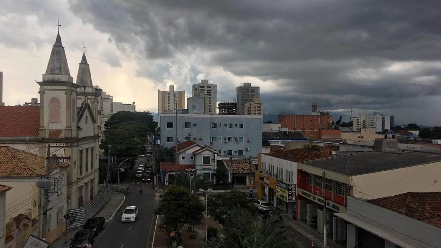 Carnaval começa com tempo instável e chuva em Taubaté