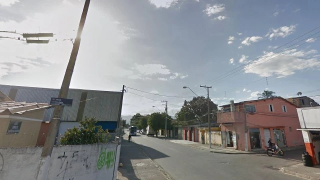 Obras interditam trânsito em cruzamento do bairro Vila Aparecida