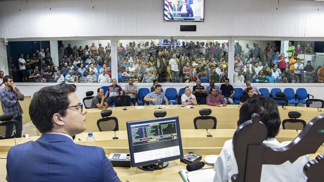 Audiência sobre transporte por aplicativo termina com projeto de lei rasgado