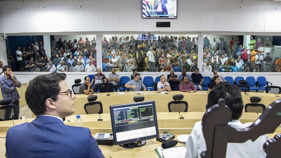 Audiência sobre transporte por aplicativo termina com projeto de lei rasgado