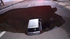 Motorista fica ferida após cratera engolir carro no centro de Taubaté