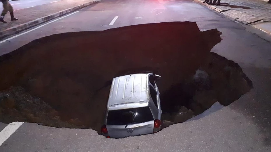 Motorista fica ferida após cratera engolir carro no centro de Taubaté Motorista fica ferida após cratera engolir carro no centro de Taubaté
