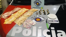 Casal é preso com crack e mais de R$ 3 mil em Taubaté Casal é preso com crack e mais de R$ 3 mil em Taubaté