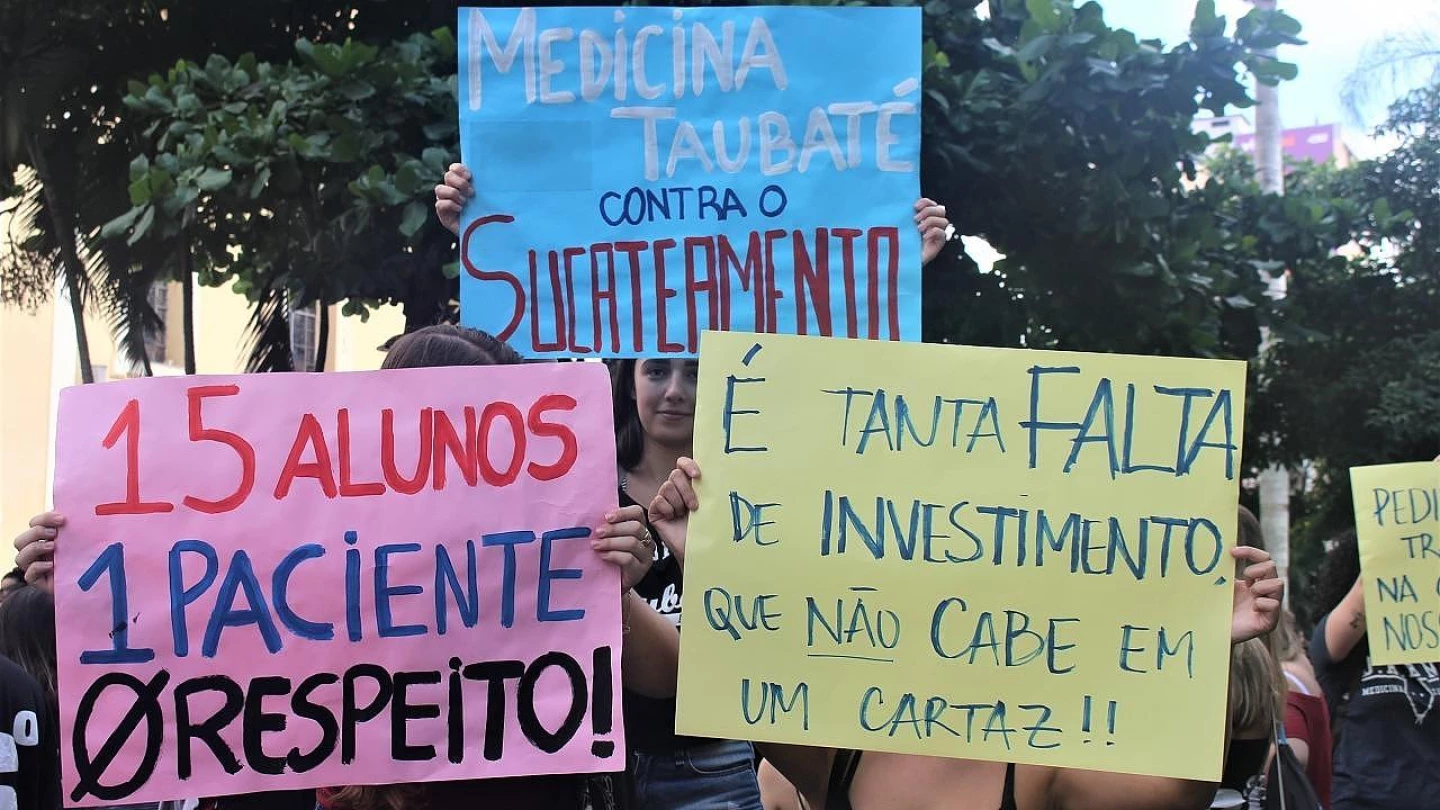 Alunos de medicina alegam precarização da Unitau durante protesto