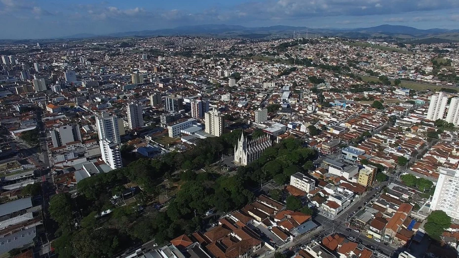 Sol aparece entre poucas nuvens nesta quarta-feira