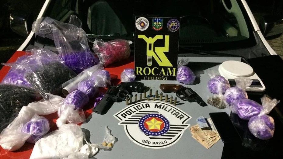 Jovem é preso com mais de 600 pinos de cocaína em Taubaté Jovem é preso com mais de 600 pinos de cocaína em Taubaté