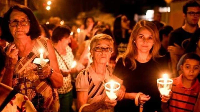 Paróquia Nossa Senhora Aparecida realiza procissão do fogaréu em Taubaté
