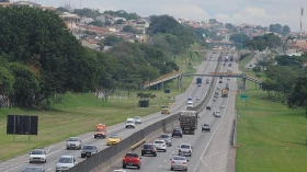 Mais de 200 mil veículos devem passar pela Via Dutra durante feriado 