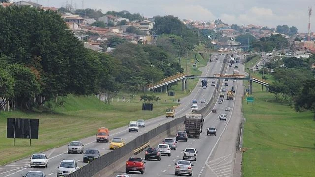 Mais de 200 mil veículos devem passar pela Via Dutra durante feriado 