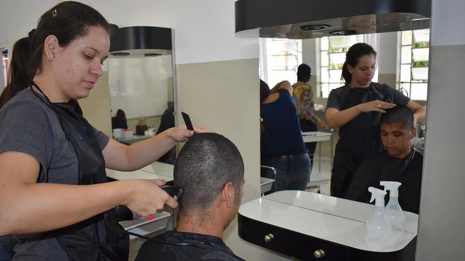 Inscrições para curso gratuito de assistente de cabeleireiro têm início em Taubaté Inscrições para curso gratuito de assistente de cabeleireiro têm início em Taubaté