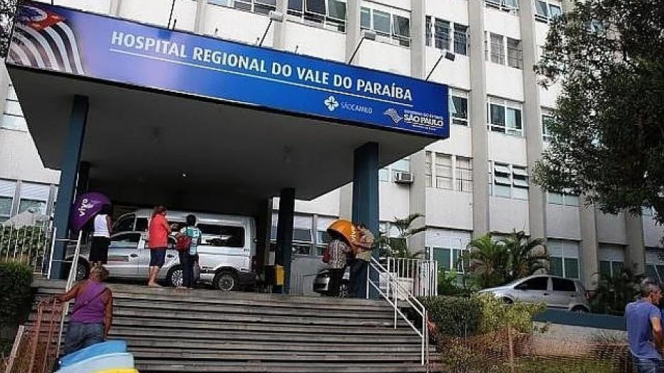 Mulher fica ferida após muro de construção desabar em Taubaté Mulher fica ferida após muro de construção desabar em Taubaté