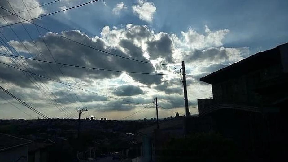 Terça-feira deve ser sol entre nuvens em Taubaté Terça-feira deve ser sol entre nuvens em Taubaté