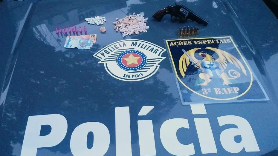 Polícia apreende mais de 200 pedras de crack e arma em Taubaté Polícia apreende mais de 200 pedras de crack e arma em Taubaté