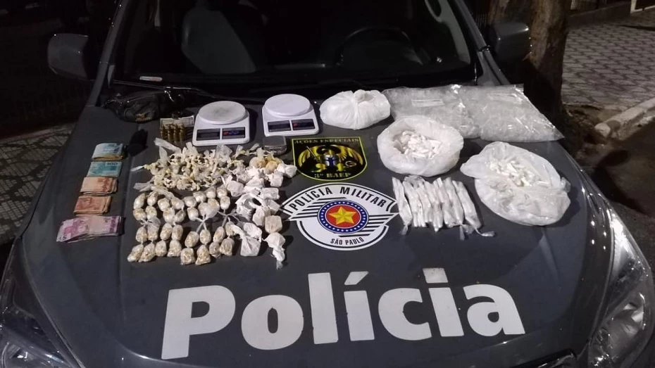 Homem é preso com mais de mil porções de drogas em Taubaté Homem é preso com mais de mil porções de drogas em Taubaté
