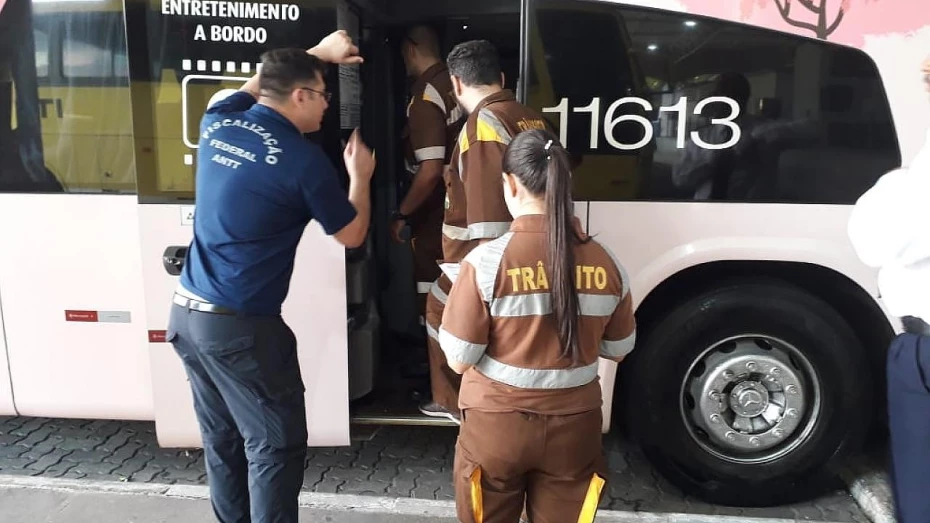 Prefeitura de Taubaté autua 15 ônibus durante campanha de conscientização Prefeitura de Taubaté autua 15 ônibus durante campanha de conscientização