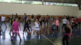 Prefeitura promove aula de dança em comemoração ao Dia das Mães em Taubaté