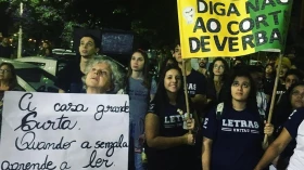 Estudantes e movimentos participam de manifestação em Taubaté