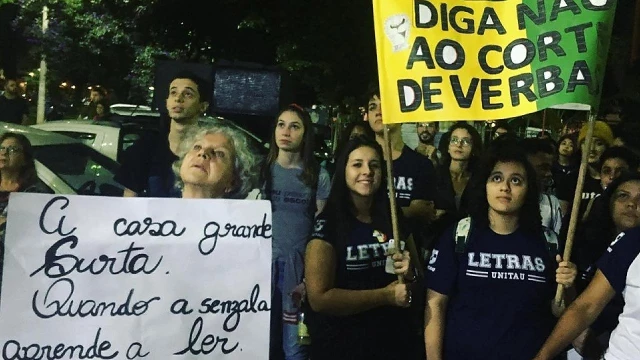 Estudantes e movimentos participam de manifestação em Taubaté