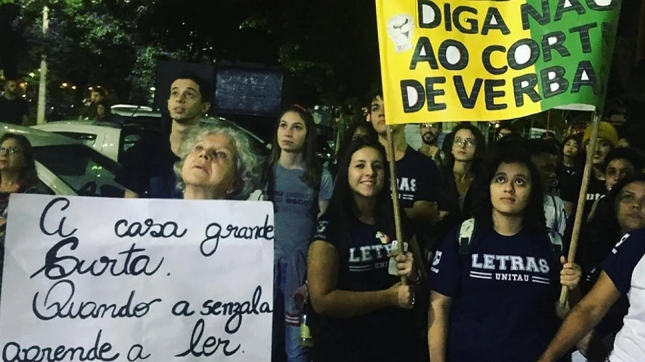 Estudantes e movimentos participam de manifestação em Taubaté Estudantes e movimentos participam de manifestação em Taubaté