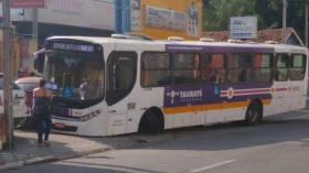 Ônibus da ABC quebra e bate em veículo parado na calçada em Taubaté