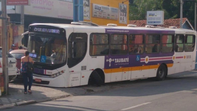 Ônibus da ABC quebra e bate em veículo parado na calçada em Taubaté