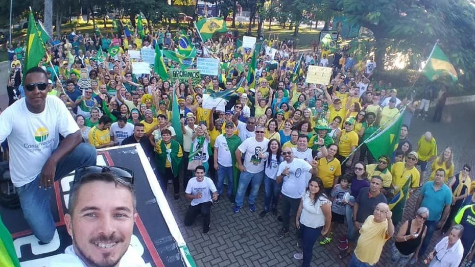 Manifestação em Taubaté mostra apoio às reformas do governo Bolsonaro Manifestação em Taubaté mostra apoio às reformas do governo Bolsonaro