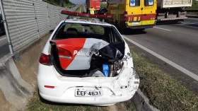 Policial de Taubaté fica ferido após caminhão bater em viatura na Via Dutra