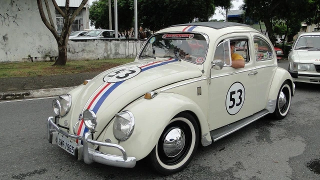Exposição de carros antigos é destaque em shopping de Taubaté