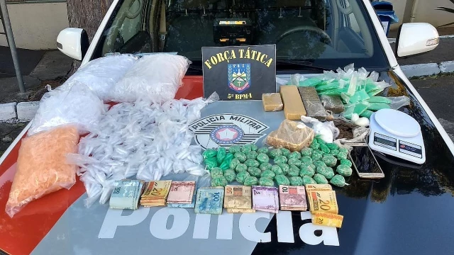 PM apreende mais de mil pedras de crack e R$ 6 mil em Taubaté