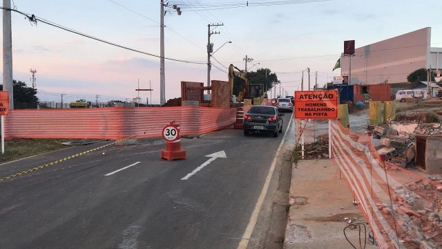 Avenida Dom Pedro I é interditada após asfalto ceder em Taubaté