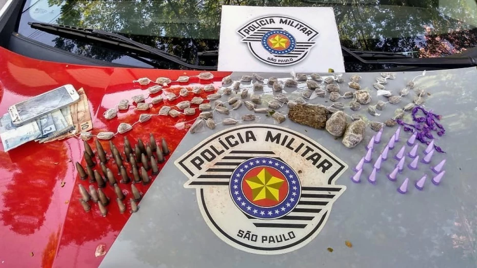 Jovem é preso com mais de 100 porções de drogas no Jardim Mourisco Jovem é preso com mais de 100 porções de drogas no Jardim Mourisco