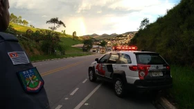 Suspeito de atacar policiais com faca é baleado em Taubaté 