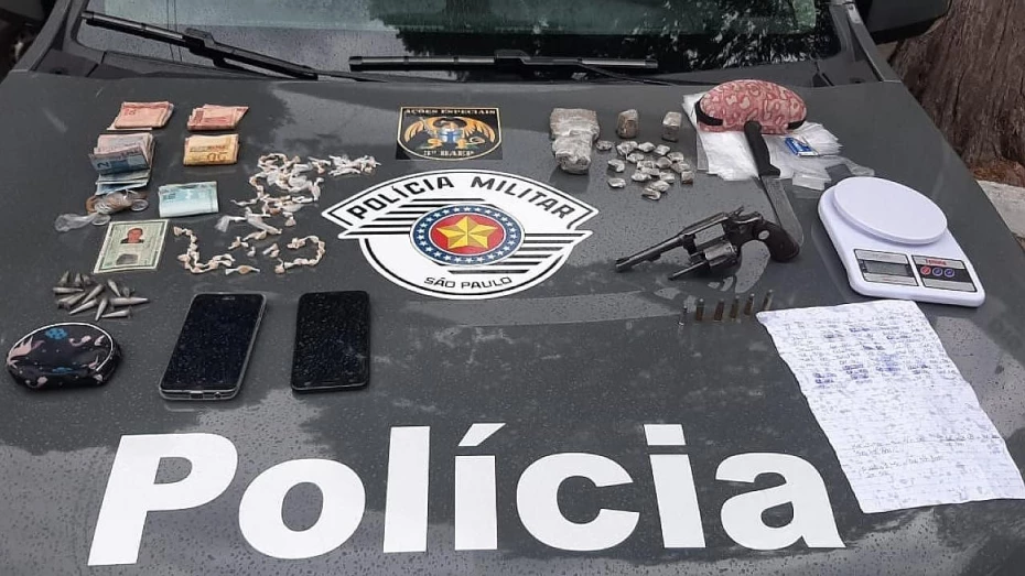 Dupla é presa com mais de 100 pedras de crack em Taubaté Dupla é presa com mais de 100 pedras de crack em Taubaté