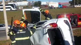 Carro capota e duas pessoas ficam feridas na Via Dutra, em Taubaté