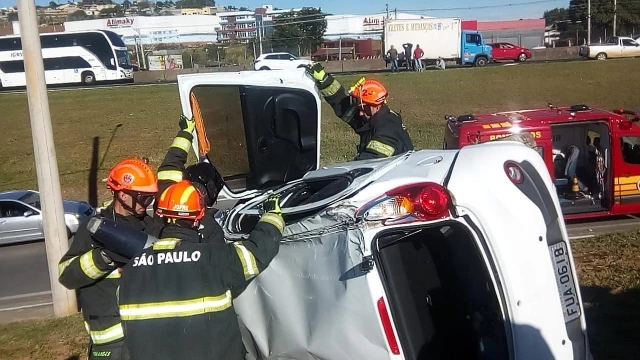 Carro capota e duas pessoas ficam feridas na Via Dutra, em Taubaté