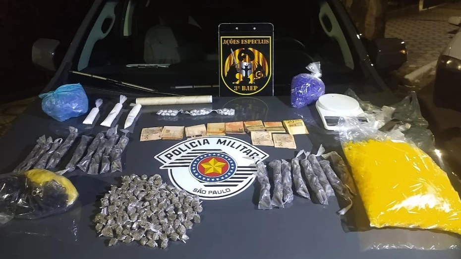 Casal é preso com quase 400 porções de drogas em Taubaté Casal é preso com quase 400 porções de drogas em Taubaté