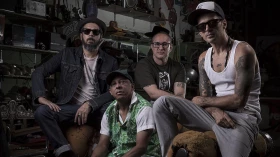 “Vivemos um momento de ignorância coletiva”, diz guitarrista da Nação Zumbi